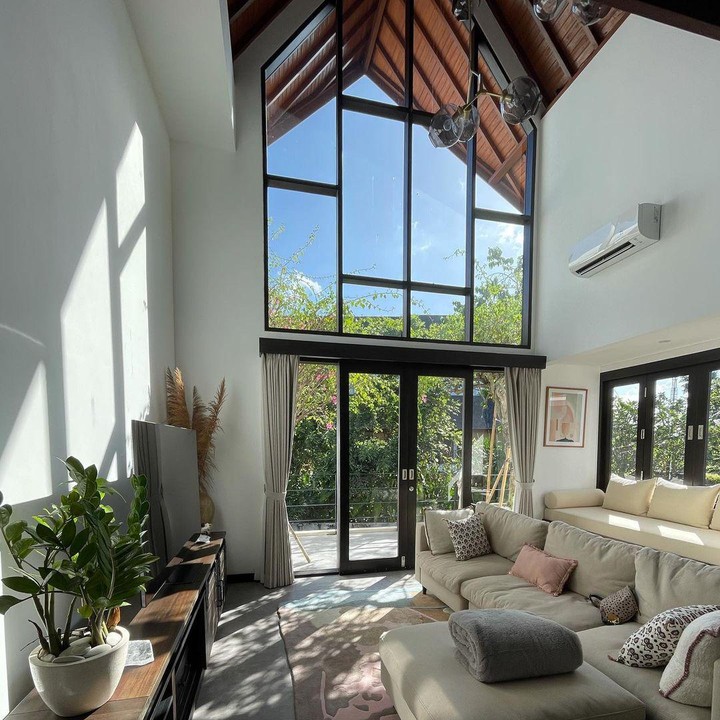 <p>Interior rumah Raisa dan Hamish tidak kalah menarik. Mereka memilih furnitur yang klasik namun juga modern, Bunda. (Foto: Instagram: @raisa6690)</p>