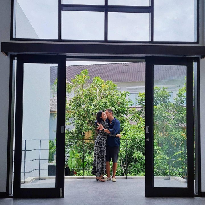 <p>Raisa dan Hamish Daud hidup bahagia di Bali usai menikah pada 3 September 2017 lalu. Mereka menghuni sebuah rumah sejuk dan asri bergaya modern. (Foto: Instagram: @raisa6690)</p>