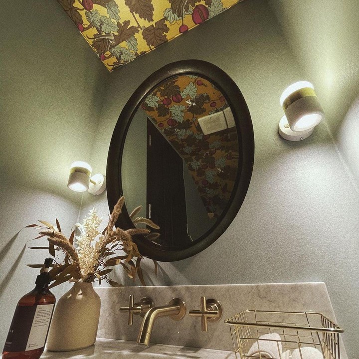 <p>Raisa dan Hamish juga memberi detail di setiap sudut rumah, termasuk kamar mandi. Mereka memiliki banyak dekorasi unik yang bikin rumah terasa seperti berada di vila. (Foto: Instagram: @raisa6690)</p>