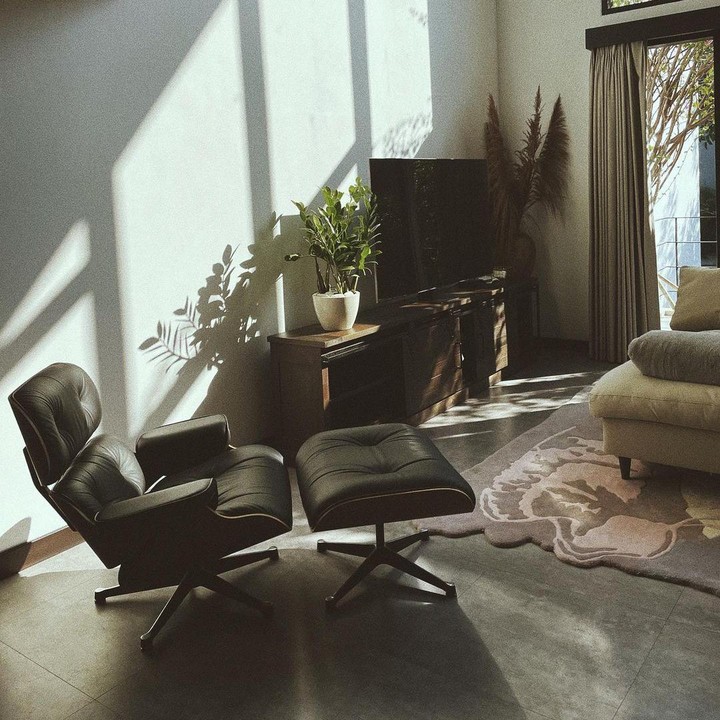 <p>Banyaknya unsur kaca di rumah Raisa dan Hamish membuat hunian tersebut terlihat sehat dengan sinar matahari yang masuk ke dalam. (Foto: Instagram: @raisa6690)</p>