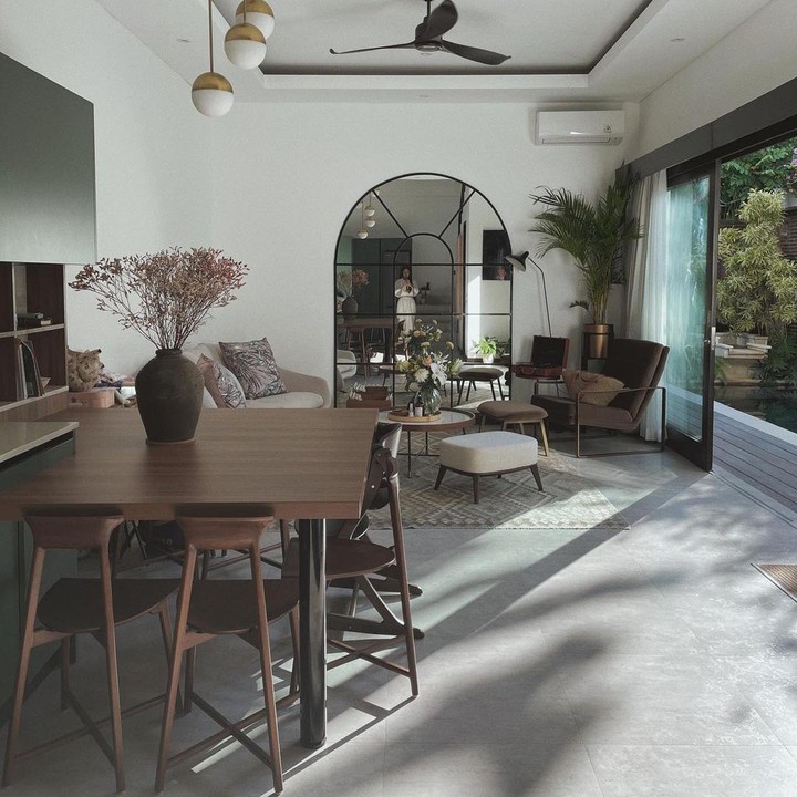 <p>Area rumah yang luas juga terlihat semakin estetik dengan kombinasi furnitur bernuansa bumi mulai dari ornamen kayu hingga rotan. (Foto: Instagram: @raisa6690)</p>