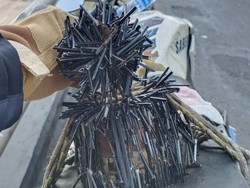 Viral! Pria Penebar Ranjau Paku di Gatot Subroto Tertangkap Warga