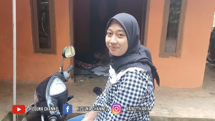 7 Potret Rumah Wanita Cantik di Tengah Hutan, Menyatu dengan Kuburan