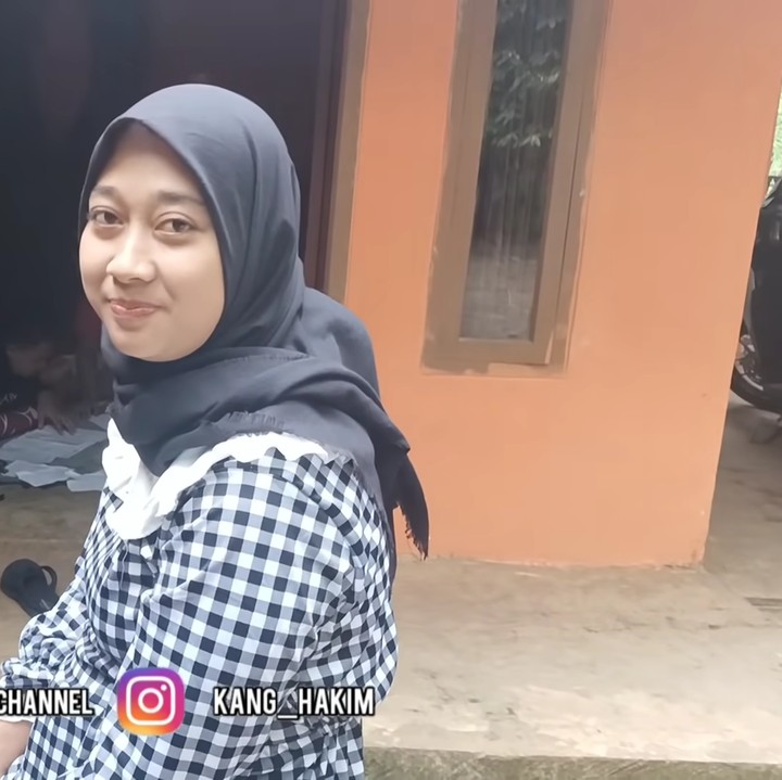 <p>Tuti sudah 4 tahun tinggal di rumah tersebut semenjak menikah dengan sang suami. Ia mengaku tidak takut dan belum pernah mengalami kejadian mistis meski tinggal di area pemakaman. Tuti bahkan terbiasa pergi kemana-mana seorang diri menaiki motor. (Foto: YouTube Rizquna Channel)</p>