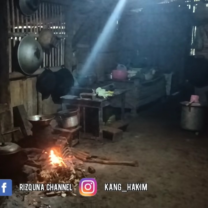 <p>Bangunan rumahnya masih sangat tradisional lho. Bagian pawon atau dapur rumah masih didominasi oleh unsur tanah. Mereka bahkan masih menggunakan kayu bakar untuk memasak. (Foto: YouTube Rizquna Channel)</p>