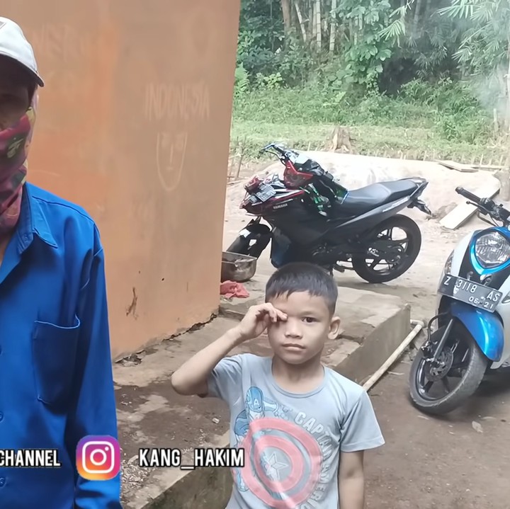 <p>Sang kepala keluarga, Afid, yang merupakan ayah mertua Tuti, mengaku sudah 10 tahun tinggal di rumah tersebut setelah pindah dari Ciranca. Ia tinggal bersama istri, ketiga anak, menantu serta enam cucu. (Foto: YouTube Rizquna Channel)</p>