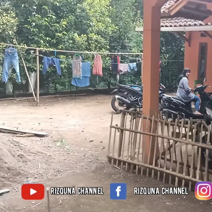 <p>Seorang wanita cantik bernama Tuti menghuni sebuah rumah di tengah hutan. Rasa penasaran membuat YouTuber bernama Rizquna menghampiri rumah yang ternyata berlokasi di di kawasan Talaga, Majalengka, Jawa Barat. (Foto: YouTube Rizquna Channel)</p>