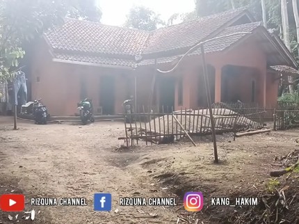 7 Potret Rumah Wanita Cantik di Tengah Hutan, Menyatu dengan Kuburan Bun
