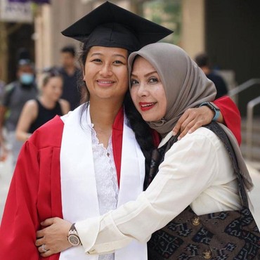 Potret Manis Putri Sandiaga Uno yang Baru Lulus S1 di AS