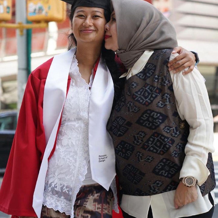 <p>Amyra Atheefa Uno lulus dari Parsons School of Design, New York, Amerika Serikat. Ia ditemani ibunda tercinta ketika diwisuda. (Foto: Instagram: @nurasiauno)</p>