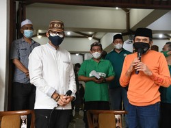 Sandiaga Bareng Rhoma Irama Bagi-bagi Hewan Kurban