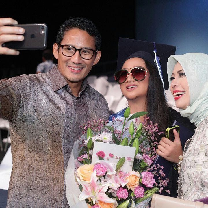 <p>Sebelumnya, Sandiaga Uno dan Nur Asia menemani Amyra ketika melakukan wisuda kelulusan SMA. Sudah kompak sejak dahulu nih mereka! (Foto: Instagram: @nurasiauno)</p>