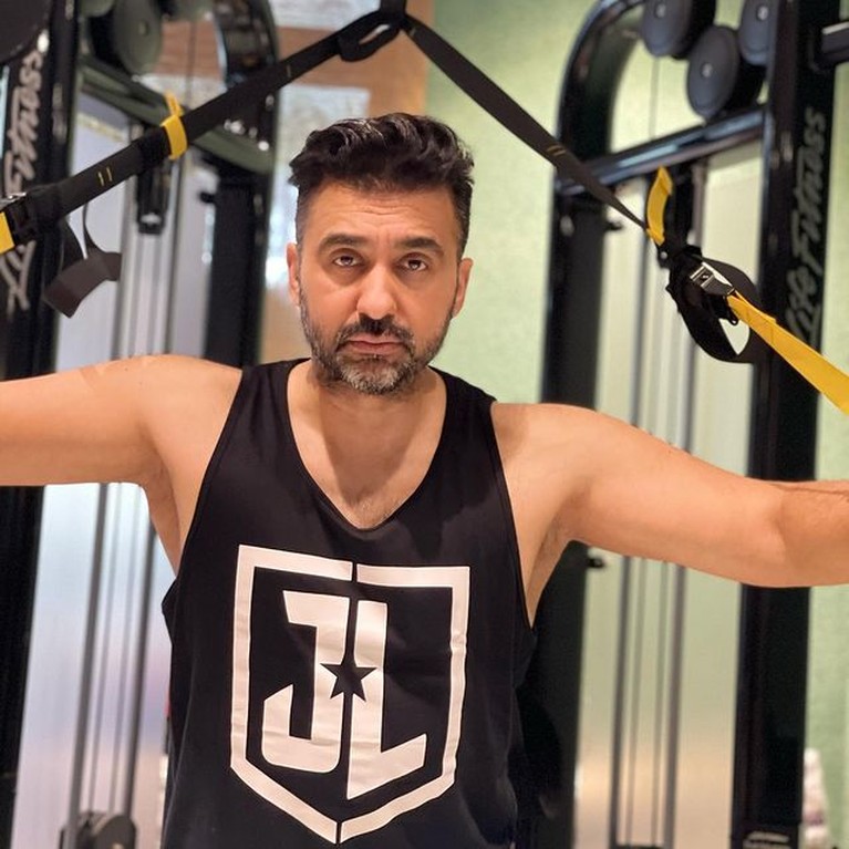 Sosok Suami Shilpa Shetty yang Ditangkap Kasus Film Porno Raj Kundra suami Shilpa Shetty bintang Bollywood ditangkap oleh polisi atas dugaan kasus film porno. Yuk intip sosoknya!