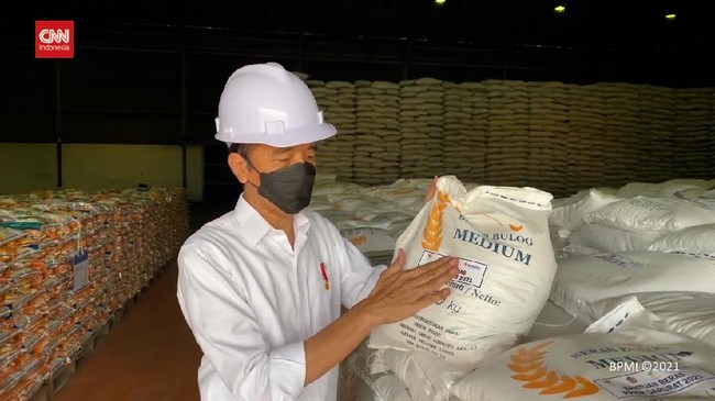Jokowi Akui Harga Beras Naik di Seluruh Provinsi Jokowi mengatakan harga beras naik di seluruh provinsi Indonesia. Ia memerintahkan Bulog menggelar operasi pasar tetapi harga beras baru turun sedikit.