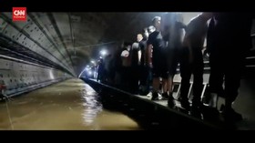 VIDEO: Banjir China, Ratusan Orang Terjebak di Jalur Kereta