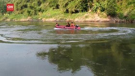 VIDEO: Cuci Daging Kurban, Remaja Tenggelam di Sungai Brantas