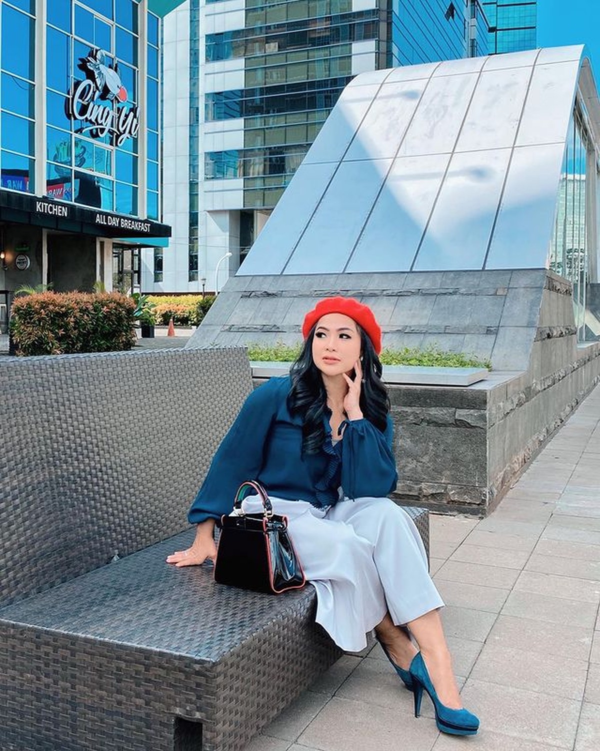 Feni Rose baru saja resmi menyandang status sebagai seorang nenek&period; Yuk kita intip transformasinya&excl;