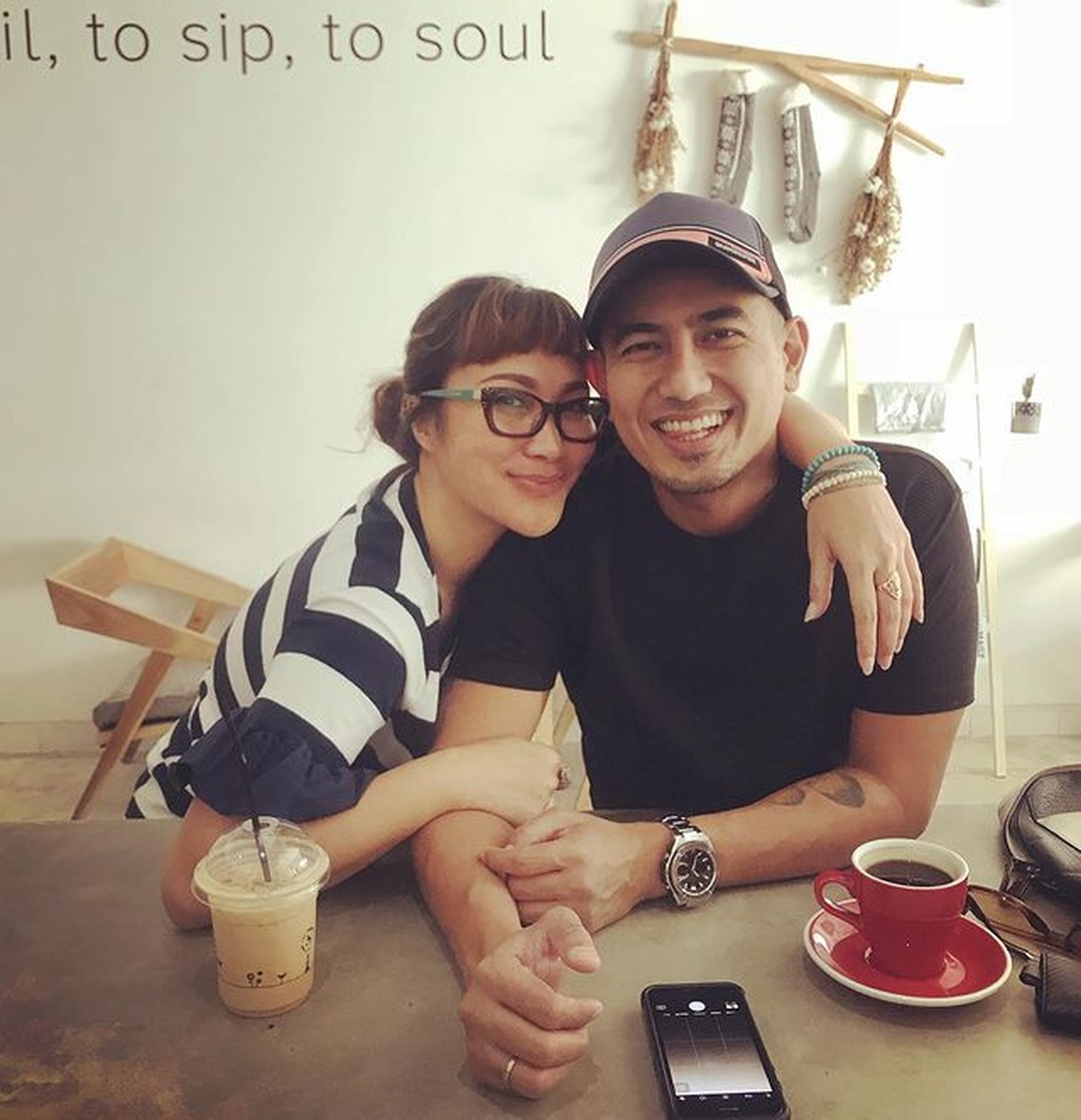 Rumah tangga penyanyi Rio Febrian dan Sabria Kono jauh dari isu tak sedap&period; Yuk kita intip potret harmonis mereka&excl;