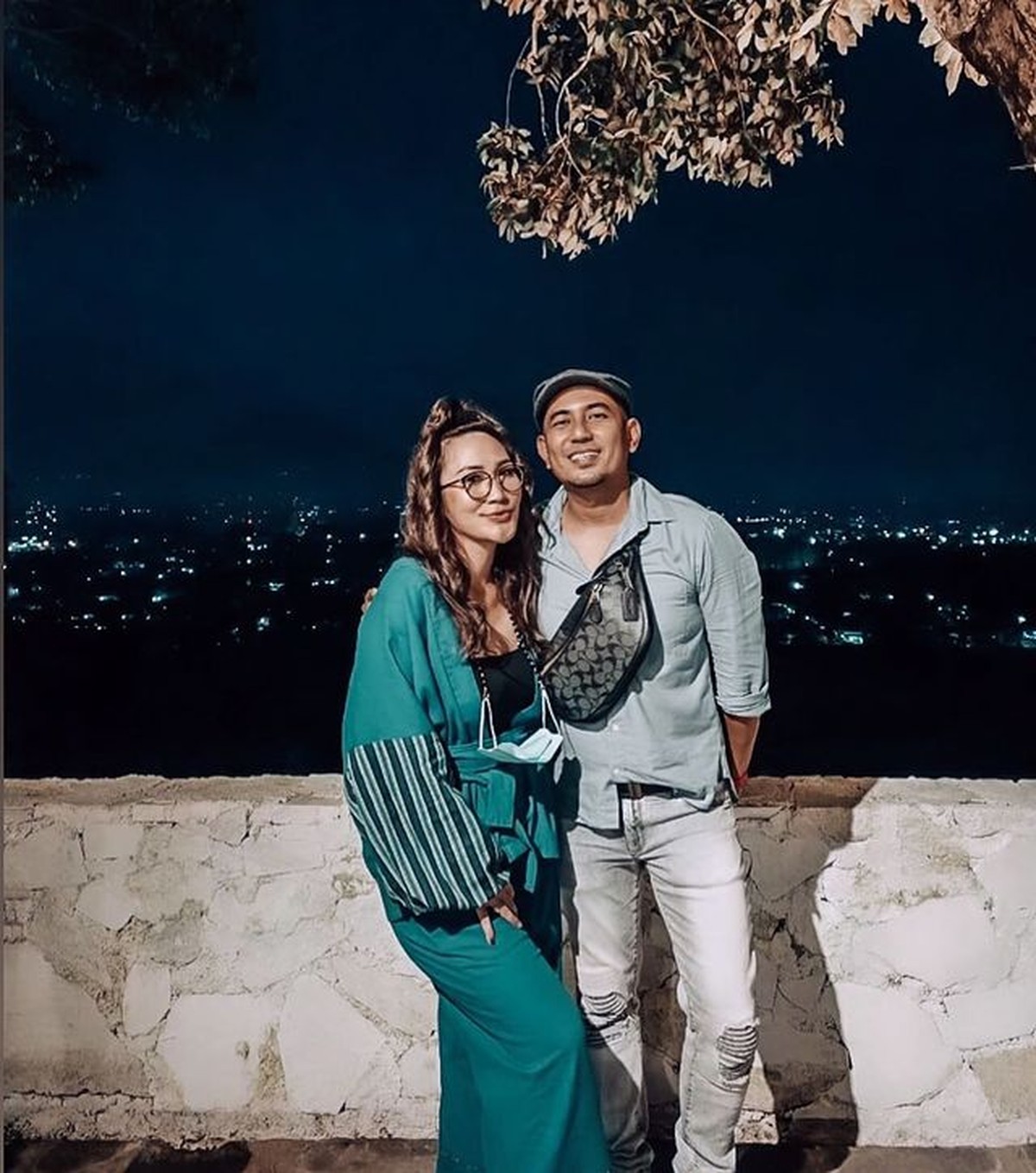 Rumah tangga penyanyi Rio Febrian dan Sabria Kono jauh dari isu tak sedap&period; Yuk kita intip potret harmonis mereka&excl;