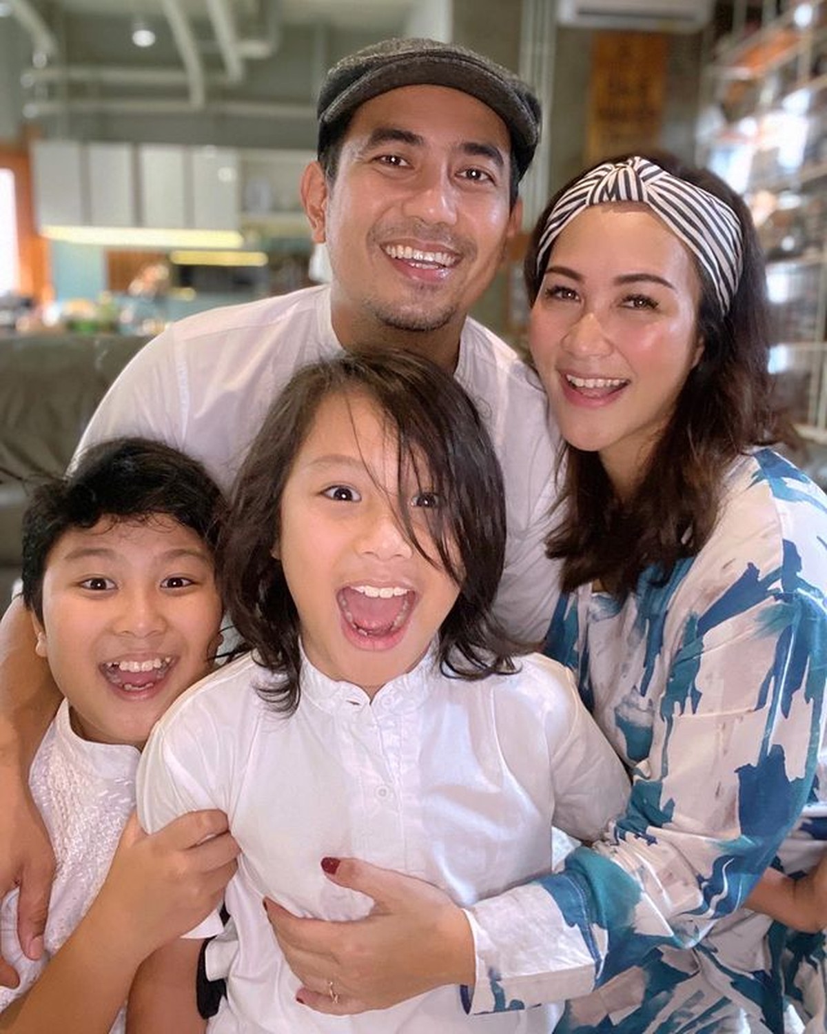 Rumah tangga penyanyi Rio Febrian dan Sabria Kono jauh dari isu tak sedap&period; Yuk kita intip potret harmonis mereka&excl;