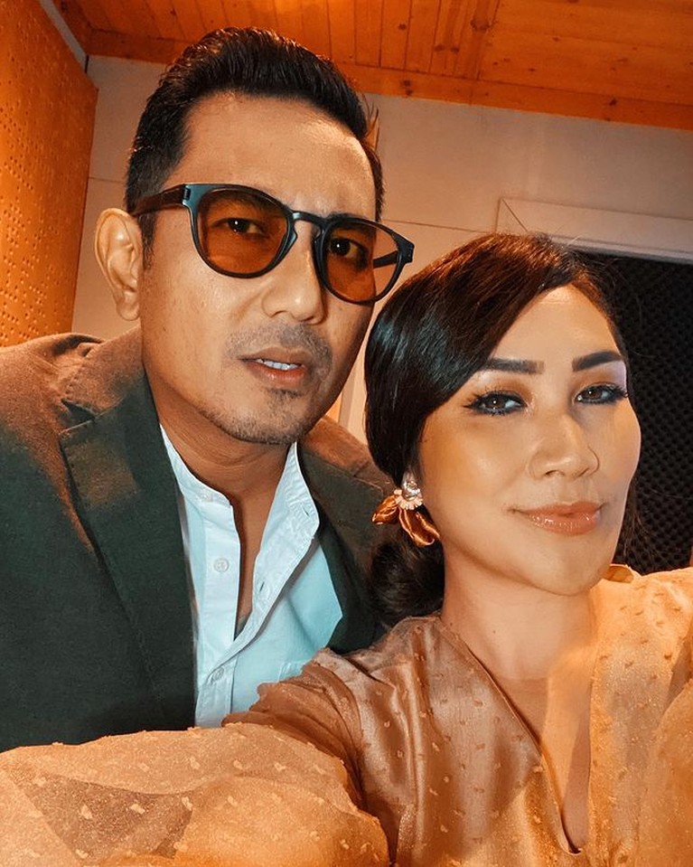 11 Tahun Nikah & Beda Agama, Potret Rio Febian & Sabria Kono Tetap Harmonis Rumah tangga penyanyi Rio Febrian dan Sabria Kono jauh dari isu tak sedap. Yuk kita intip potret harmonis mereka!