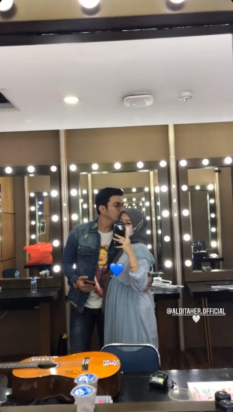 7 Foto Aldi Taher dan Salsabilih Sang Istri Tengah Hamil Pamer Baby Bump Aldi Taher dan Salsabilih tengah jadi sorotan. Sang istri sedang mengandung anak pertama. Yuk intip potret mereka!