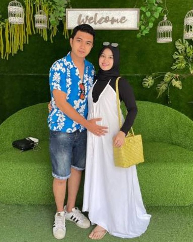 7 Foto Aldi Taher dan Salsabilih Sang Istri Tengah Hamil Pamer Baby Bump Aldi Taher dan Salsabilih tengah jadi sorotan. Sang istri sedang mengandung anak pertama. Yuk intip potret mereka!