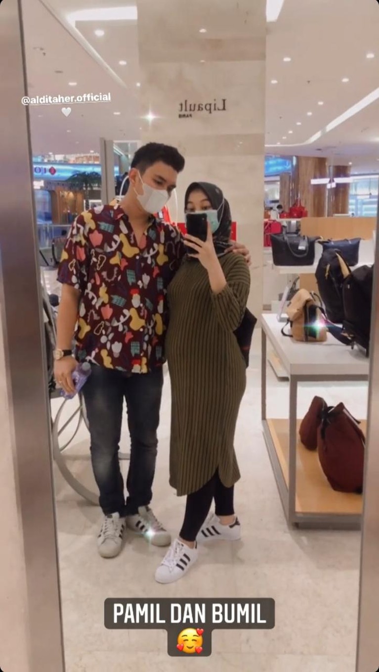 7 Foto Aldi Taher dan Salsabilih Sang Istri Tengah Hamil Pamer Baby Bump Aldi Taher dan Salsabilih tengah jadi sorotan. Sang istri sedang mengandung anak pertama. Yuk intip potret mereka!