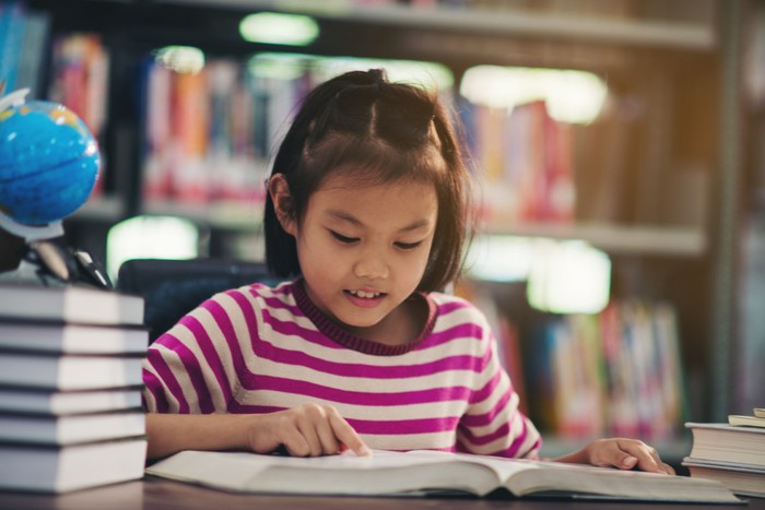 Jika kamu memiliki kebiasaan membaca buku, maka bisa diajarkan kepada si kecil agar menyukai membaca