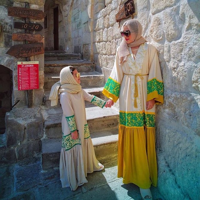 Ashanty dan Arsy sama-sama mengenakan gamis saat mereka berada di Turki. Terlihat sama-sama cantik, ya! (foto:instagram/ashanty_ash)
