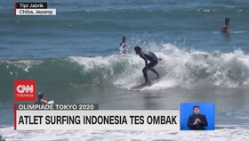 VIDEO: Atlet Surfing Indonesia Tes Ombak