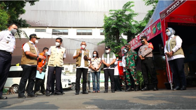 BNPB memberikan bantuan berupa masker dan hand sanitizer untuk enam Posko PPKM Kelurahan di Kebon Manggis, Kecamatan Matraman, Jakarta Timur, Rabu (21/7).