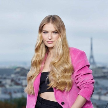 Camille Razat Bahas Cerita Musim Kedua 'Emily in Paris'