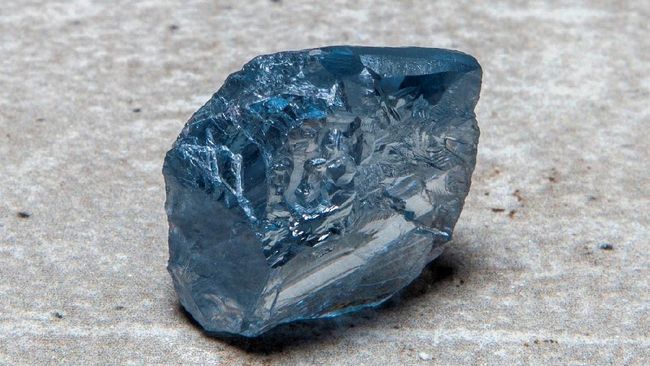 Sebongkah batu berlian biru sebesar 39,34 karat terjual dengan harga US$40,18 juta AS, atau senilai Rp582 miliar