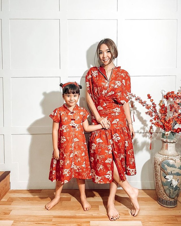 Gisel dan Gempi sama-sama mengenakan busana nuansa merah pada saat perayaan Chinese New Year. (foto:instagram/@gisel_la)