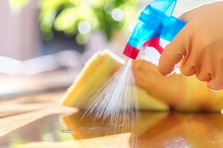 TERAPKAN DISINFEKTAN DENGAN BENAR HINGGA ISOLASI ANGGOTA KELUARGA YANG SAKIT SEBISA MUNGKIN Di masa pandemi seperti ini, menjaga kebersihan rumah harus dinomorsatukan agar semua sehat. Simak tips berikut ini, yuk.