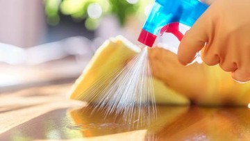 TERAPKAN DISINFEKTAN DENGAN BENAR HINGGA ISOLASI ANGGOTA KELUARGA YANG SAKIT SEBISA MUNGKIN