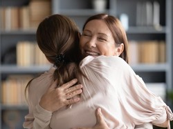Cara Jadi Menantu Idaman yang Disayang Mertua