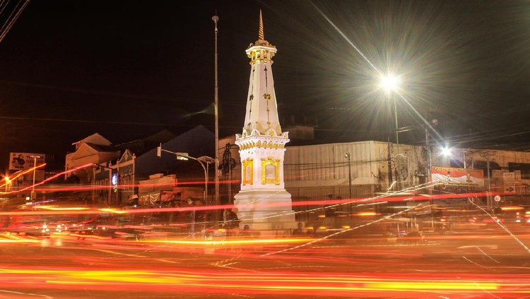 Kota Yogyakarta Tugu Jogja with slow shutter long exposure at night and fire light trail effect. This picture taken in Yogyakarya Indonesia. Tugu Jogja is a icon of Yogyakarya City.