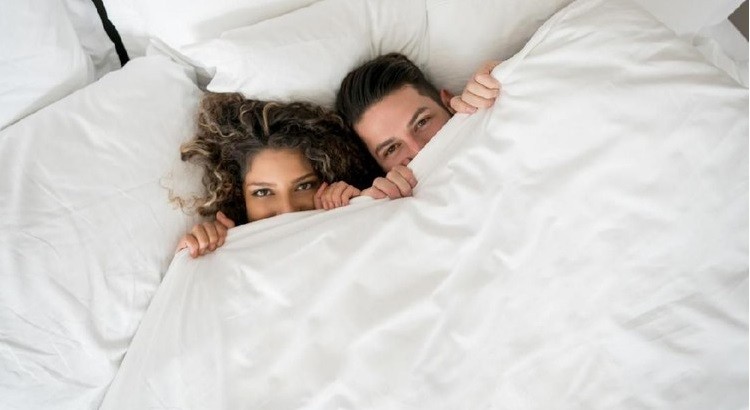 PLATEAU HINGGA RESOLUSI Dibandingkan pria, tanda wanita orgasme lebih bervariasi dan bisa berbeda-beda pada tiap orang. Tapi ada beberapa gejala umum yang bisa ditandai. Apa saja?