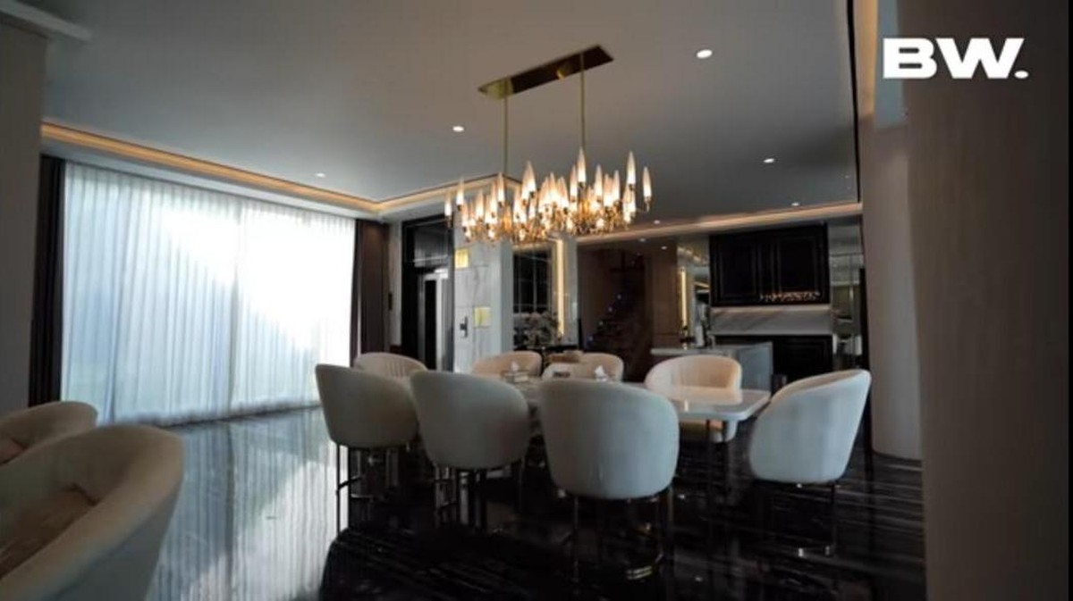 Siapa yang tidak tahu Gilang Juragan99 Crazy Rich Malang yang punya hunian super mewah&period; Yuk kita intip&excl;