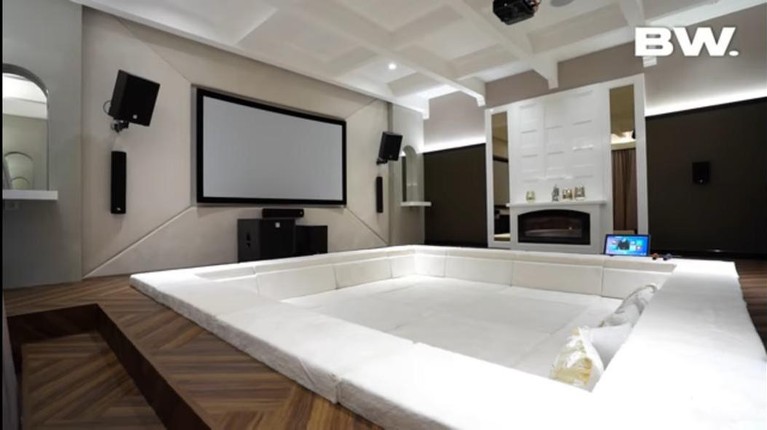 Mewahnya Rumah Gilang Juragan 99 Crazy Rich Malang Siapa yang tidak tahu Gilang Juragan99 Crazy Rich Malang yang punya hunian super mewah. Yuk kita intip!