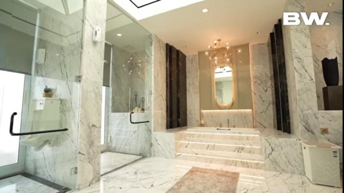 Siapa yang tidak tahu Gilang Juragan99 Crazy Rich Malang yang punya hunian super mewah&period; Yuk kita intip&excl;