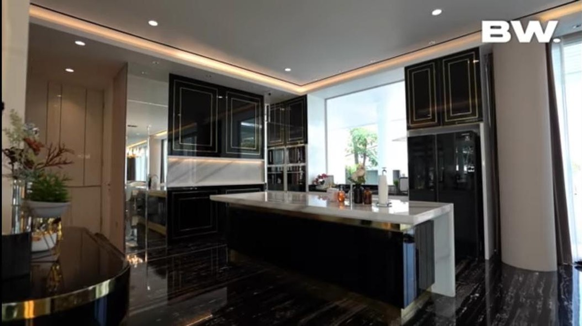 Siapa yang tidak tahu Gilang Juragan99 Crazy Rich Malang yang punya hunian super mewah&period; Yuk kita intip&excl;