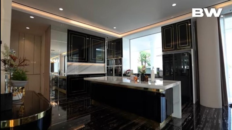 Siapa yang tidak tahu Gilang Juragan99 Crazy Rich Malang yang punya hunian super mewah. Yuk kita intip!