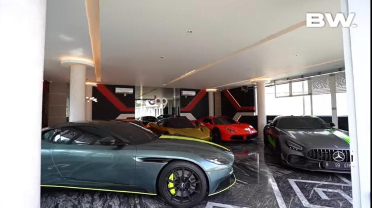 Siapa yang tidak tahu Gilang Juragan99 Crazy Rich Malang yang punya hunian super mewah&period; Yuk kita intip&excl;