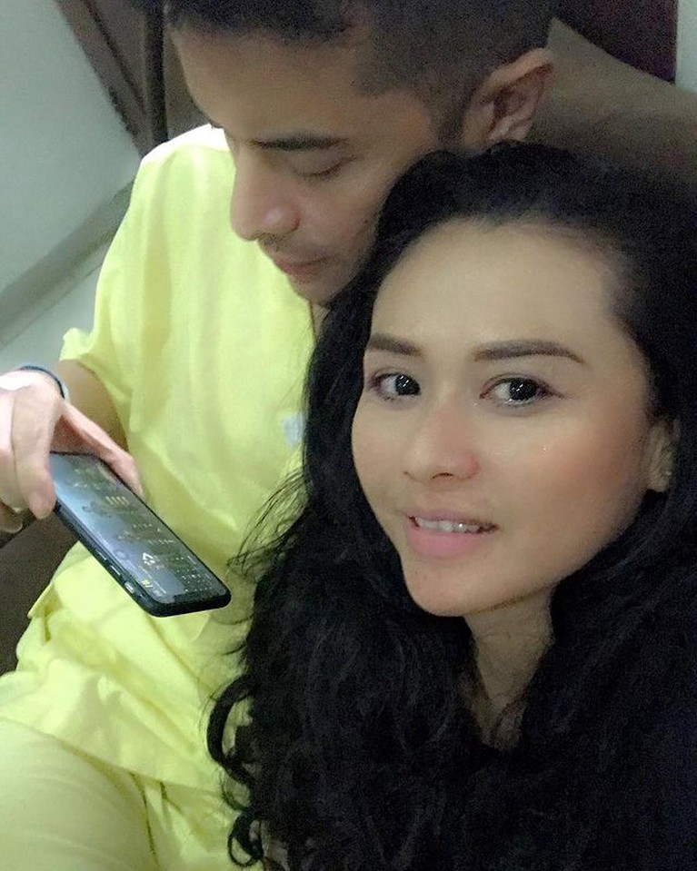 Momen Harmonis Choky dan Istri yang Diisukan Retak Rumah tangga Choky Andriano dan Icha sedang diterpa isu miring. Yuk kita lihat kembali potret harmonis mereka!
