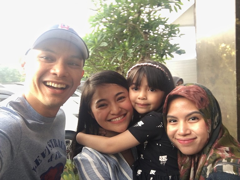 Momen Kebersamaan Ben Kasyafani & Istri beserta Marshanda Bikin Adem Hubungan Ben Kasyafani dan istrinya dengan Marshanda terjalin dengan baik. Yuk kita intip saat-saat kebersamaan mereka!