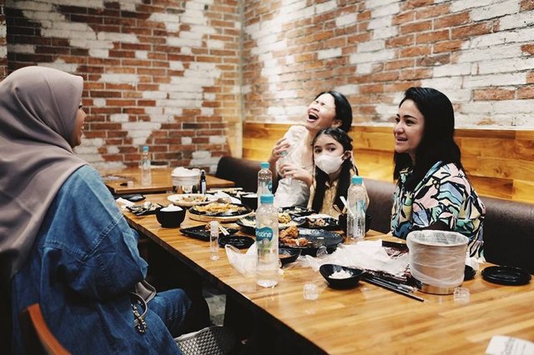 Momen Kebersamaan Ben Kasyafani & Istri beserta Marshanda Bikin Adem Hubungan Ben Kasyafani dan istrinya dengan Marshanda terjalin dengan baik. Yuk kita intip saat-saat kebersamaan mereka!