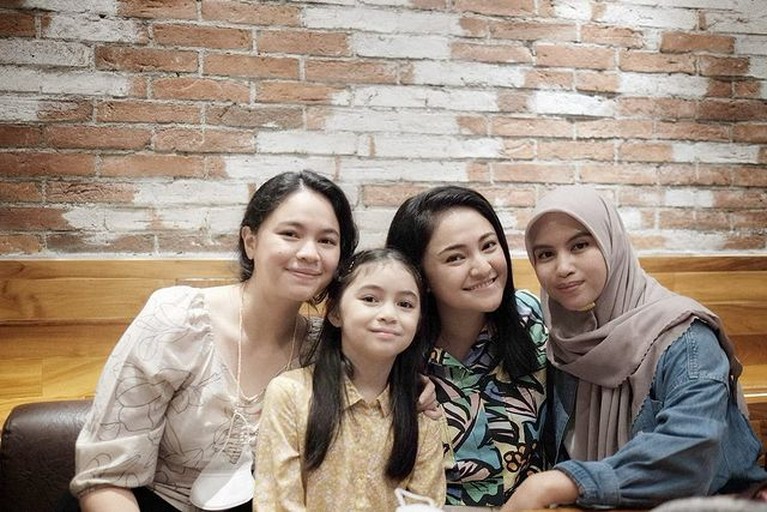 Momen Kebersamaan Ben Kasyafani & Istri beserta Marshanda Bikin Adem Hubungan Ben Kasyafani dan istrinya dengan Marshanda terjalin dengan baik. Yuk kita intip saat-saat kebersamaan mereka!